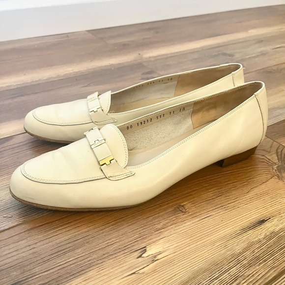 Salvatore Ferragamo Shoes - Salvatore Ferragamo Womens Leather Cream Loafer Shoes Gold Tone size 11